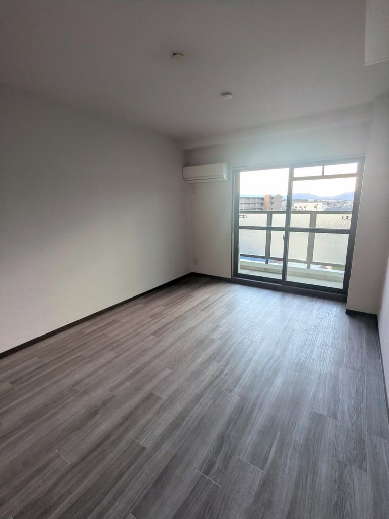 居室・リビング　白い床にリニューアルしました