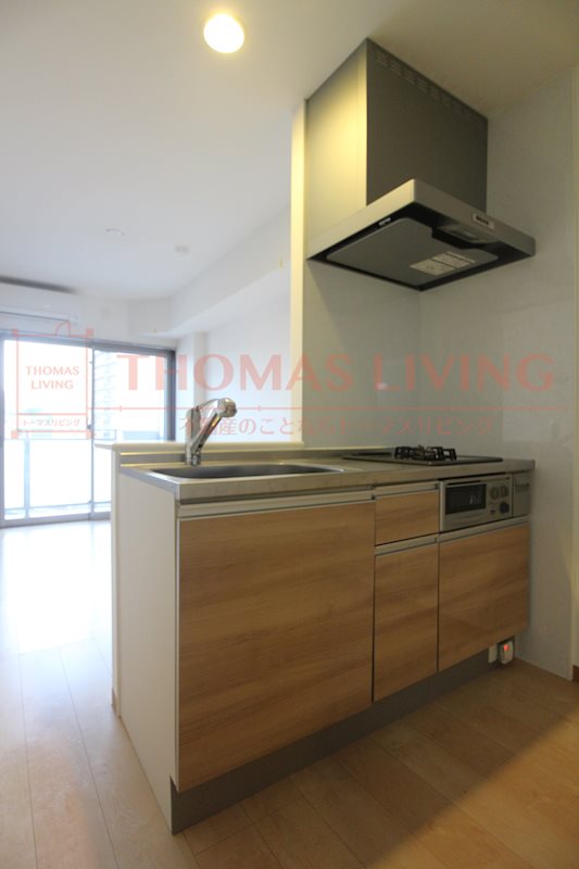 キッチン　裏のスペースも広く、家電の配置も決まりです。