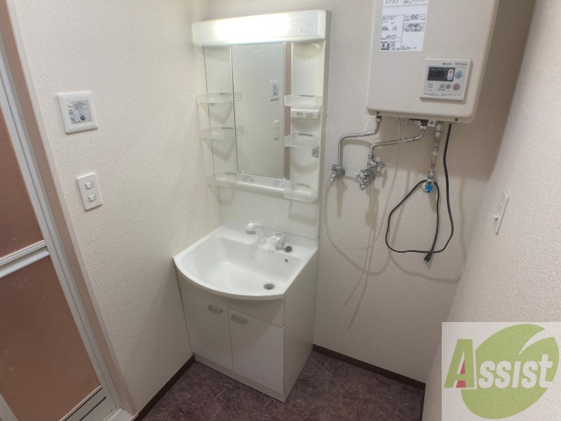 洗面設備　シャンプードレッサー。身支度はここでばっちりですね。