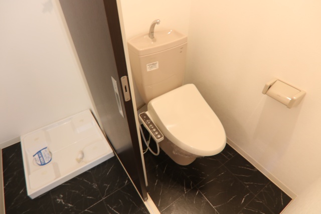 トイレ　※別室の参考写真の為、現況優先です。