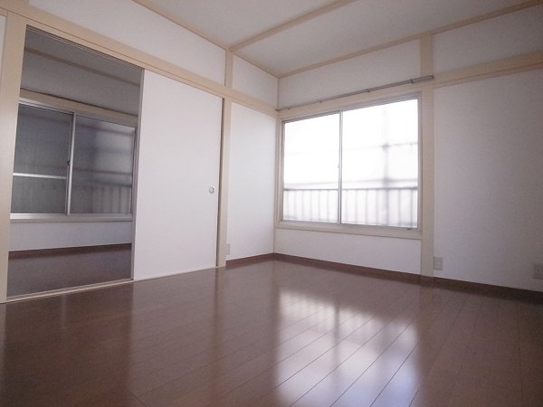 居室・リビング　室内は広いのでお二人でも入居可能です☆