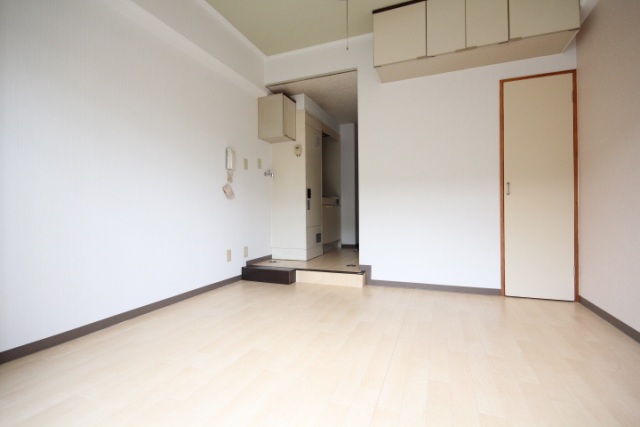 居室・リビング　広く明るい室内です。