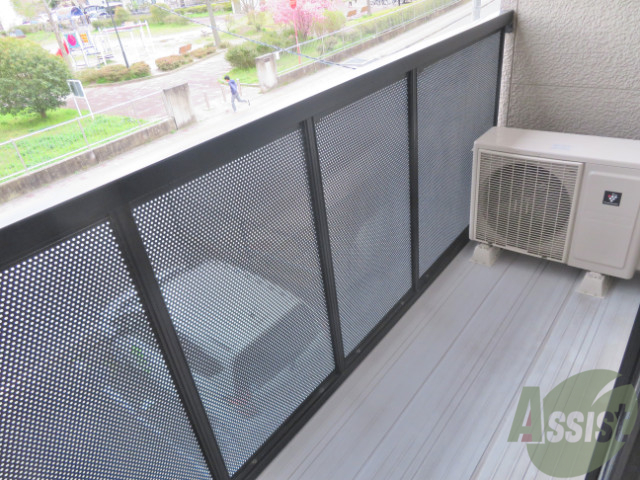 バルコニー　バルコニーがあるので洗濯物はそとに干せそうですね。