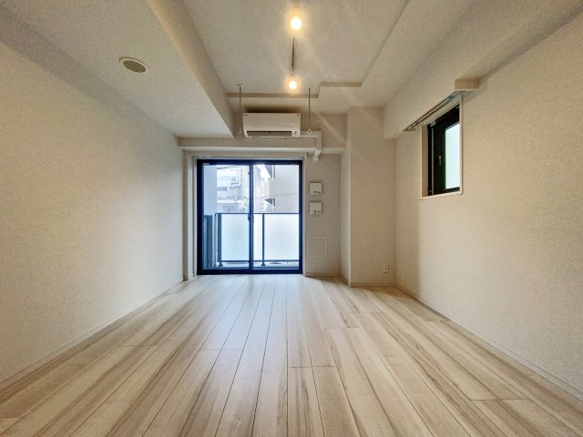 居室・リビング　落ち着いた色合いの床材を使用した居住空間です。