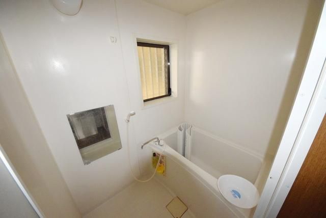 バス・シャワールーム　換気窓付きの明るいバスルーム