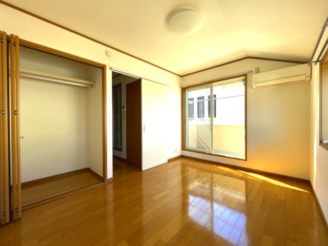 居室・リビング　２面採光なのでお部屋が明るいです 前回募集時の写真となります