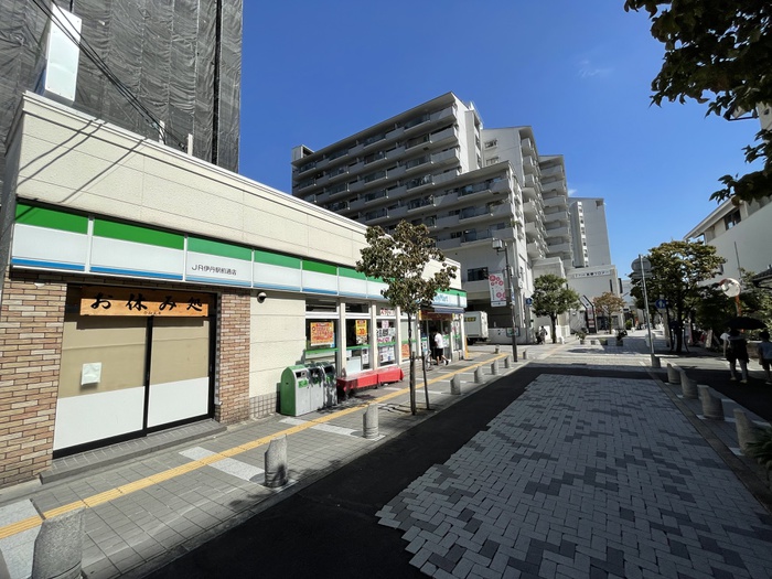コンビニ　ファミリーマートＪＲ伊丹駅前通店（コンビニ）まで350m
