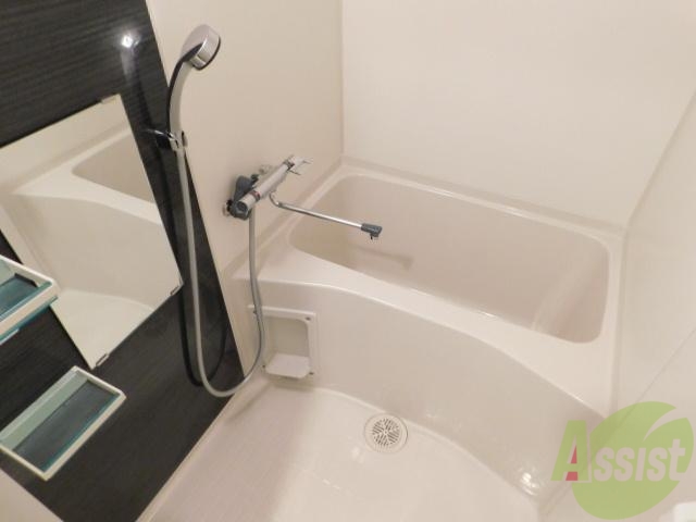 バス・シャワールーム　鏡付き真っ白お風呂