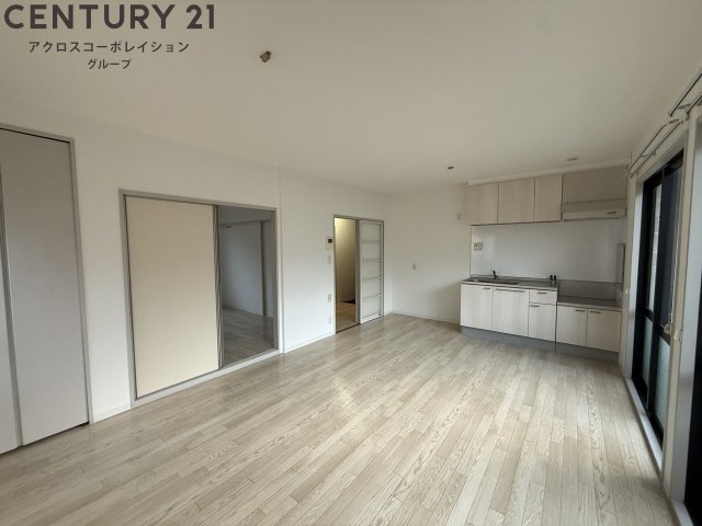 居室・リビング　床色が明るい色合いで綺麗です♪