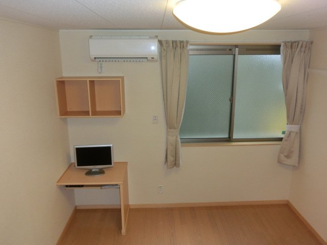 居室・リビング　白基調の落ち着いた室内