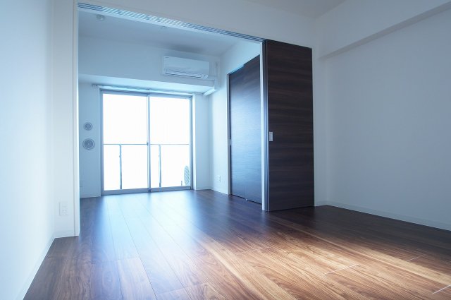 居室・リビング　落ち着いた色合いの床材を使用した居住空間