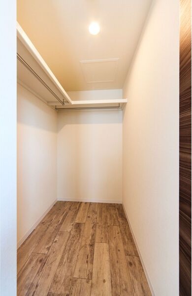 収納　衣類の収納に便利なウォークインクローゼット付きです♪