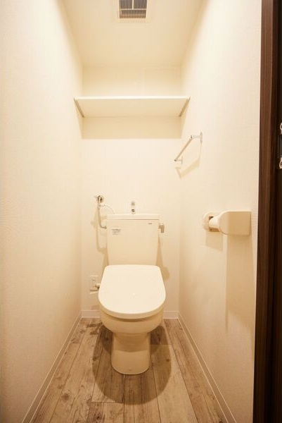 トイレ　嬉しいウォシュレット付きのトイレ！便座温かいですよ♪