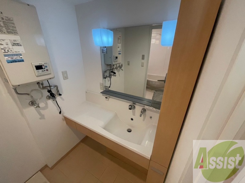 洗面設備　独立洗面台です。大きくてよいですね。シャンプーもできます！