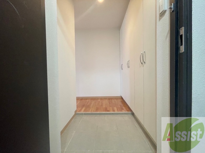 玄関　玄関です。ご覧の通り広々としていますね。