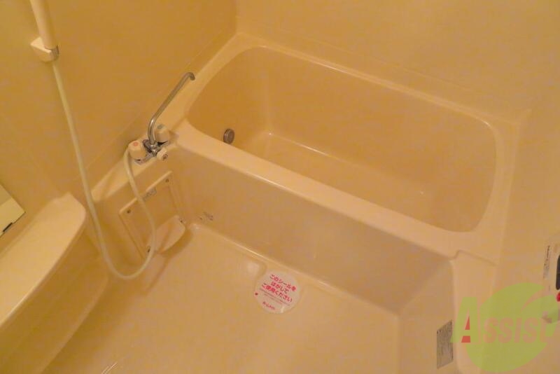 バス・シャワールーム　浴室は、こんな感じで追い焚き機能も付いています。