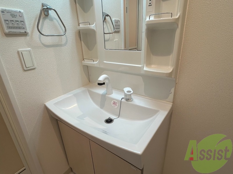 洗面設備　洗面台にはシャワーヘッドノズルが付いています。