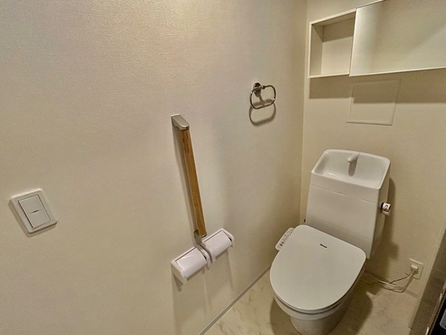 トイレ　温水洗浄便座です。