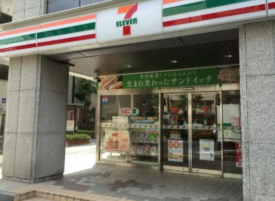 コンビニ　セブン-イレブン西新橋２丁目店（コンビニ）まで82m
