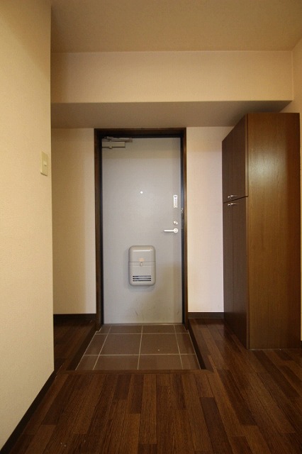 玄関　同物件別号室の写真です。