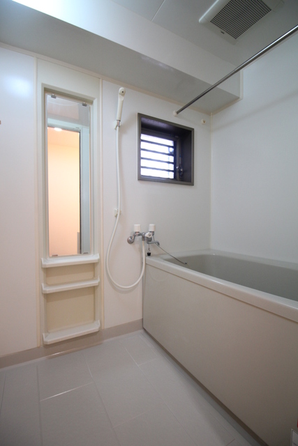 バス・シャワールーム　小窓付の浴室。追い焚きついてます。