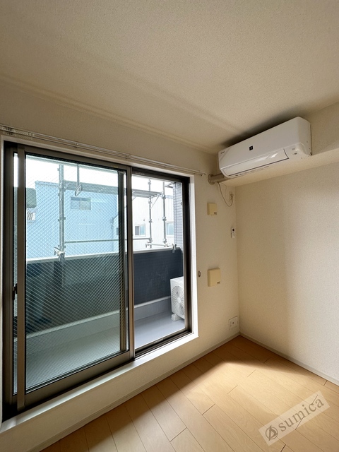 バルコニー　内装は落ち着いています。おおきな窓で明るさを演出。