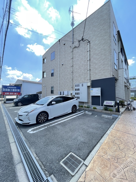 駐車場　広々とした駐車スペース。ハイルーフ車ＯＫ。