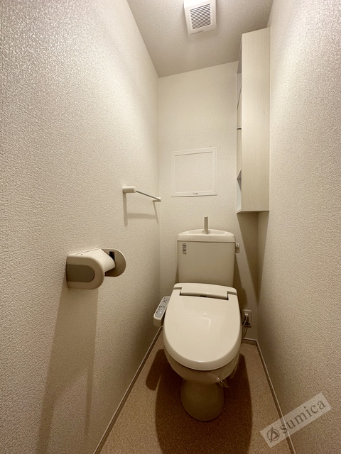 トイレ　人気アイテムの温水洗浄便座。清潔感のあるトイレです。