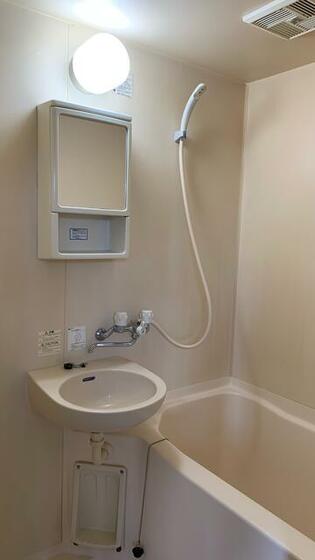 バス・シャワールーム　鏡付きの洗面台！