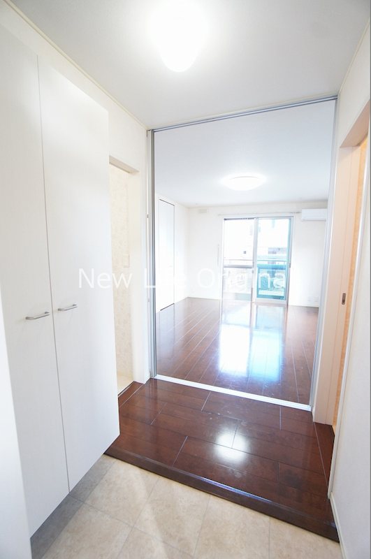 玄関　収納力の高いシューズボックスがあり、玄関が片付きます。