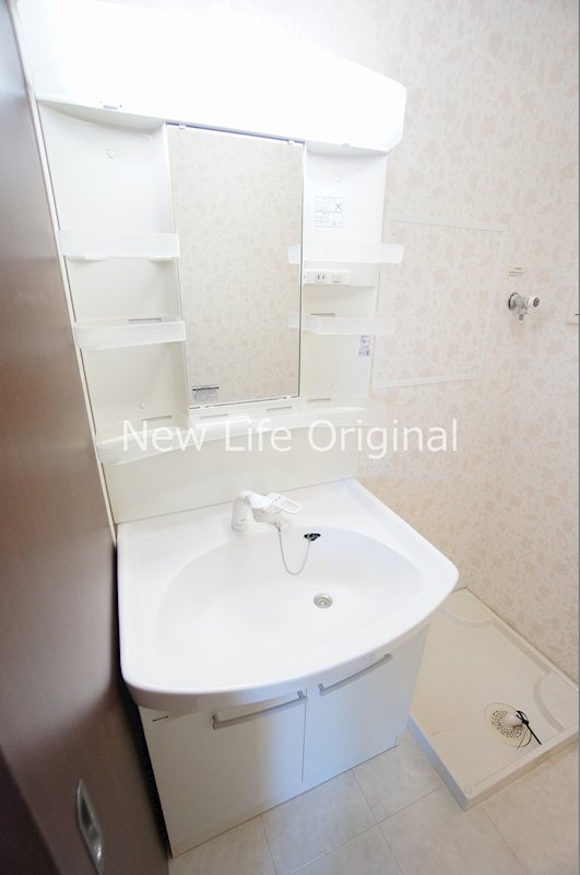 洗面設備　朝の忙しい時間に便利な独立洗面台。