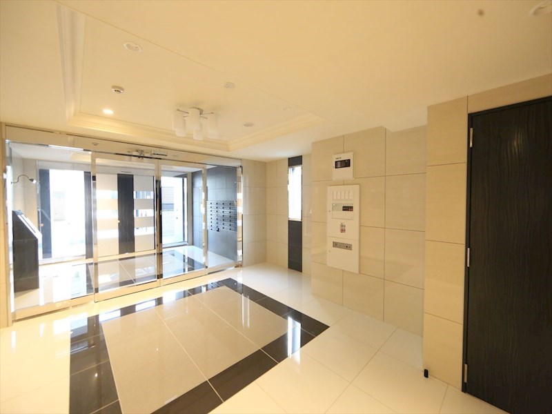 エントランス　エントランス　オートロック　宅配ＢＯＸ　防犯カメラ