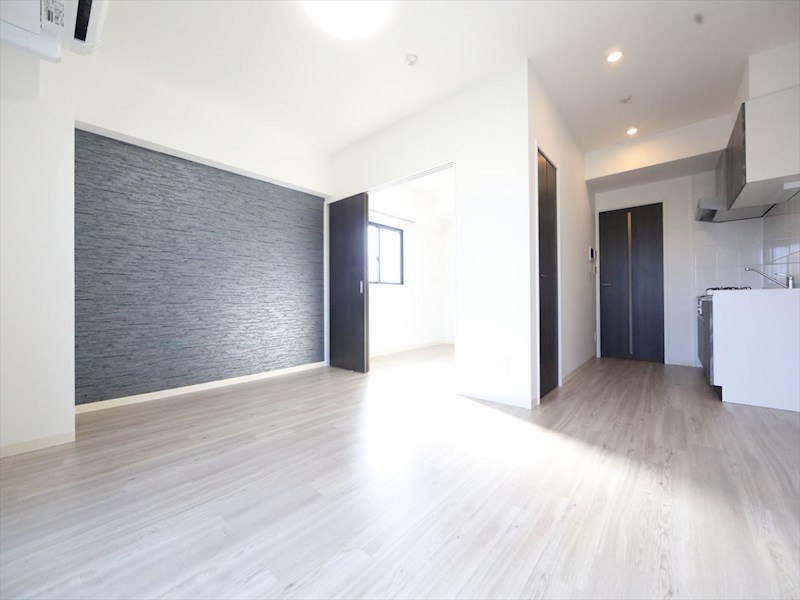 居室・リビング　ＬＤＫ12.9帖　システムキッチン　エアコン完備　バルコニー