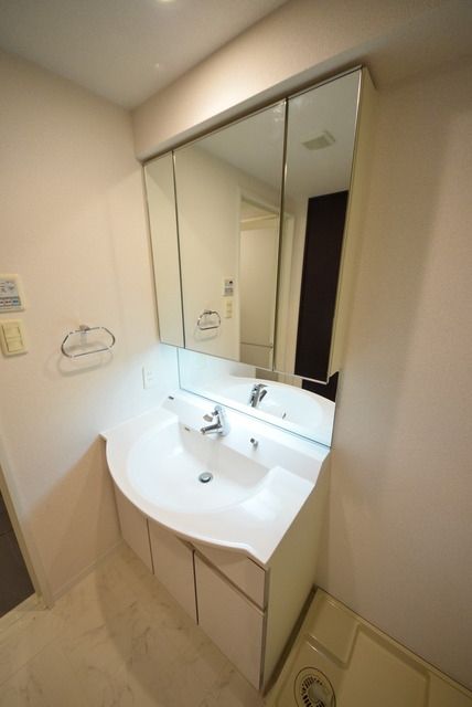 洗面設備　☆大きな鏡の洗面台☆