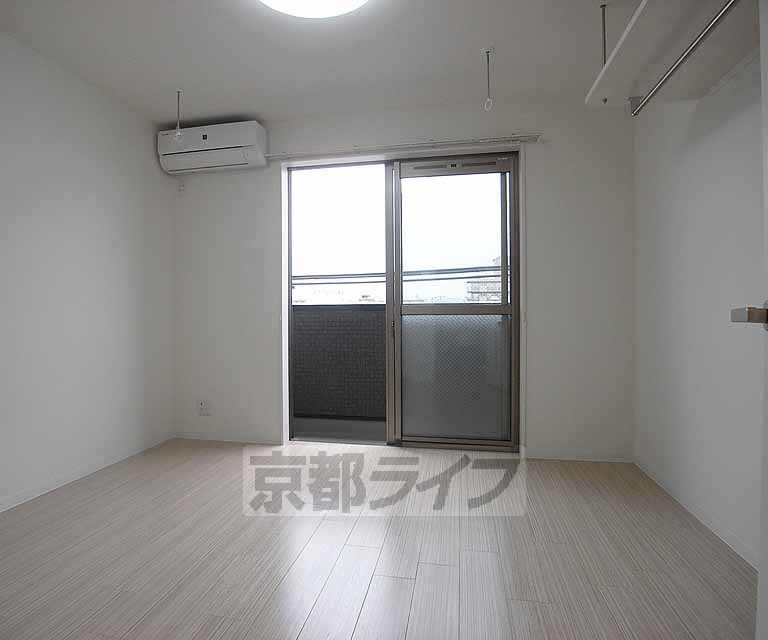 居室・リビング　コンパクトな室内。