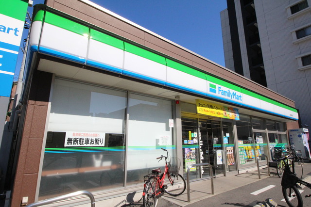 コンビニ　ファミリーマート小倉三萩野店（コンビニ）まで31m