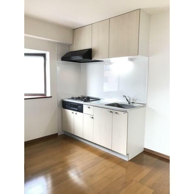 キッチン　窓あり明るいシステムキッチン