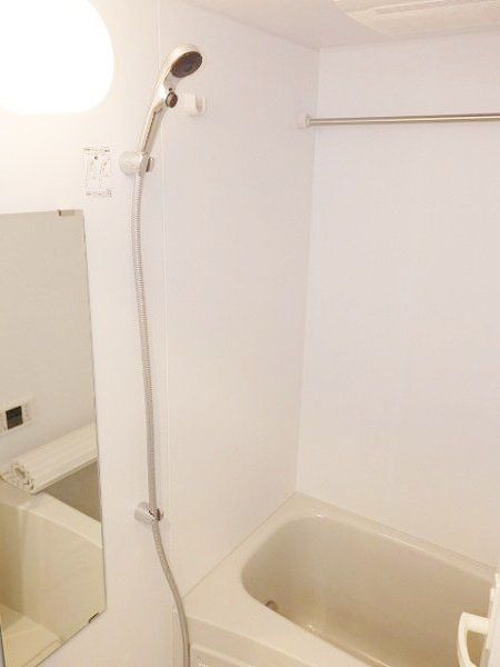 バス・シャワールーム　※同タイプの別のお部屋です。