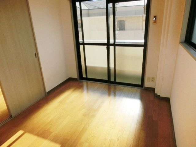 その他部屋・スペース　窓があるので明るい居室です。
