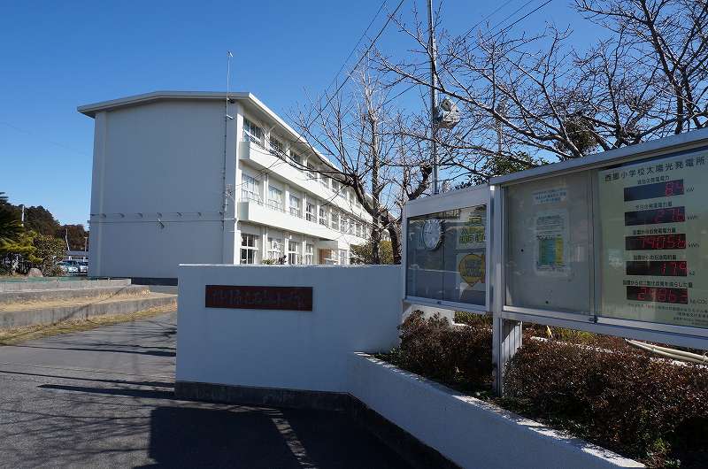 小学校　掛川市立西郷小学校（小学校）まで869m