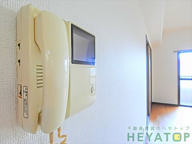 セキュリティ　不意の訪問もモニター付きドアホンで安心確認（同仕様写真）