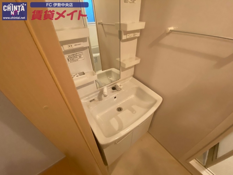 洗面設備　反転同型タイプです。