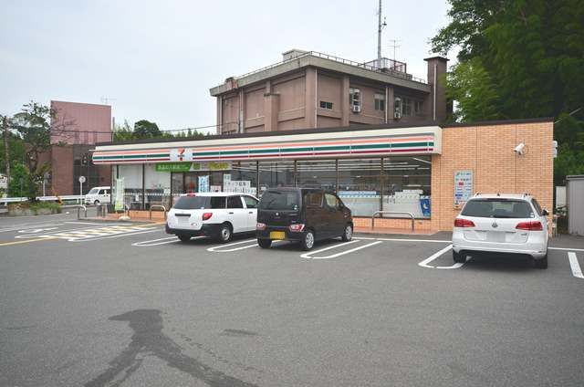 コンビニ　セブンイレブン（コンビニ）まで831m