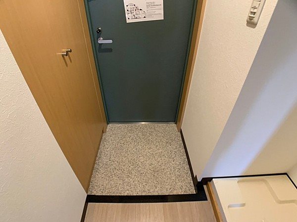 玄関　※別部屋の参考写真です。