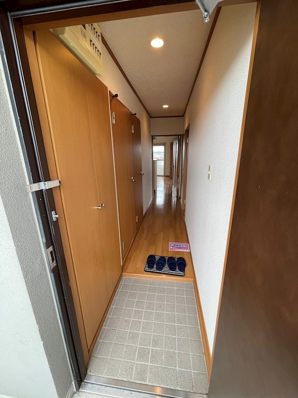玄関　※同棟同型内観写真、原状優先となります。