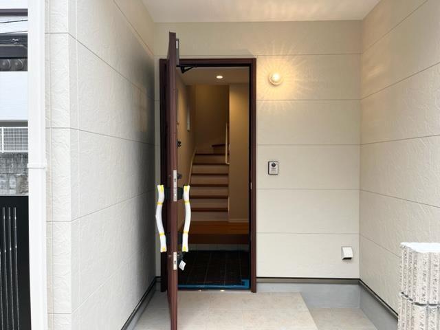 玄関　玄関の横に中庭から見えない駐輪スペース