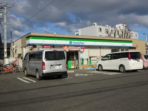 コンビニ　ファミリーマート（コンビニ）まで560m