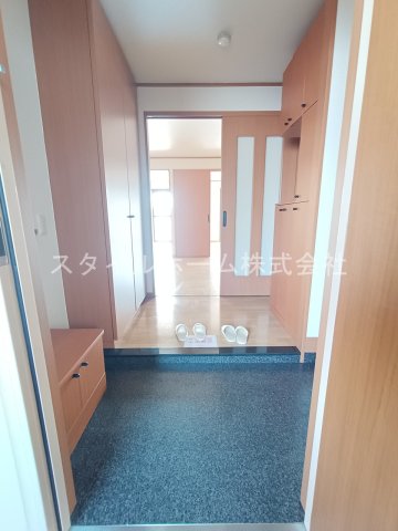 玄関　別部屋写真です。