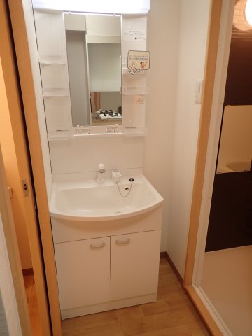 洗面設備　同型タイプ物件の写真です。
