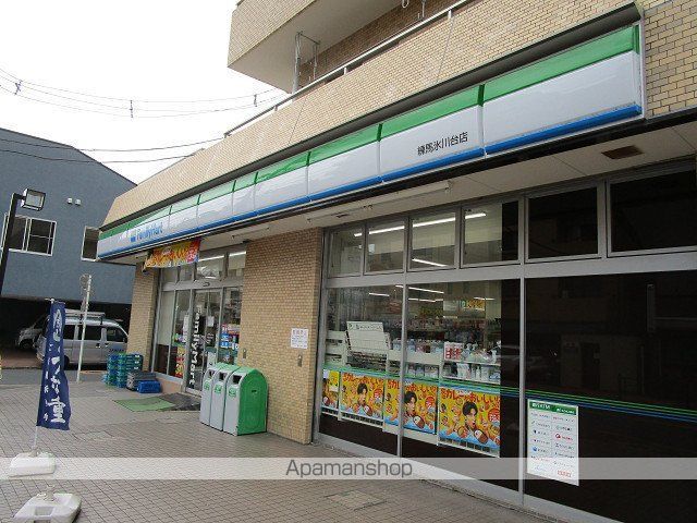 コンビニ　ファミリーマート（コンビニ）まで300m